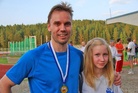 Jari Haverinen juoksi kesällä 2013 veteraanien SM-kisoissa miesten 40-vuotiaiden sarjassa voittoon. Kainalossa tytär ja valmennettava Annika. Kuva: Haverisen perhealbumi