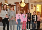 Vuoden sisutyttö Monika Pekurinen ja sisupoika Matias Lehtinen sekä palkittuja nuoria